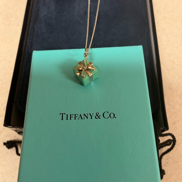 NWOT. TIFFANY & Co. GIFT CHARM on 925 16” STERLING SILVER NECKLACE Classic piece - Picture 7 of 9